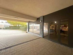 Rez-de-chaussée commercial spacieux de 130 m² avec 2 toilett