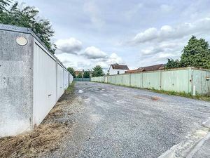 Opbrengsteigendom: garageboxen te koop in Sint-Eloois-Vijve