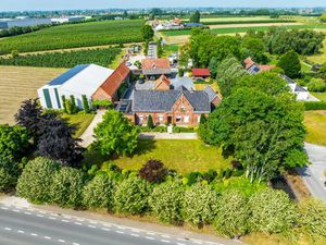Karaktervolle historische hoeve te Sint-Eloois-Winkel
