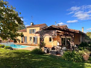 Elégante batisse en pierre de 170m2  rénovée avec raffinemen