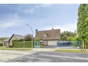 Te renoveren villa met 5 slpk en tuin in Marke