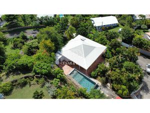 VILLA DE 8 PIECES DE 196 M2 (2 F4) AVEC PISCINE AU CAP EST  LE F