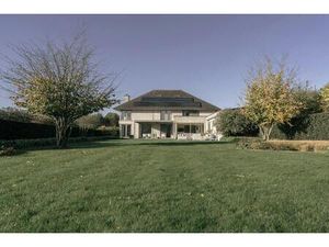 Instapklare villa met 5 slaapkamers en binnenzwembad te koop