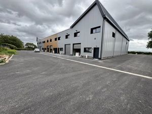 Locaux neufs à louer dans une nouvelle zone d'activités entre Auvers sur Oise et Ennery di