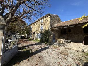 Région GRIGNAN   BELLE FERME AVEC 2 LOGEMENTS sur 1 2 HA