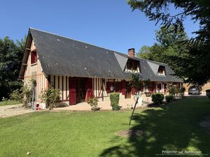 Nichée au calme d'une impasse  cette charmante maison normand