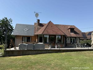 Ensemble de deux maisons avec garages et panneaux solaires
