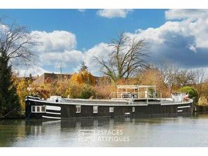 Péniche familiale dans un cadre verdoyant