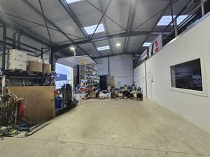 Location local d'activités VOUILLE 255 m²