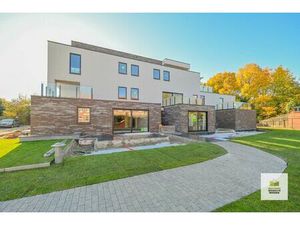 Ruim en luxueus 3-slpk appartement met 24m2 terras met zicht op het gemeentehuis