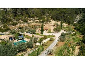 En Exclusivité. Le Barroux  ensemble immobilier  avec piscine  garage et carport. .