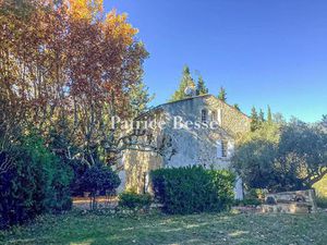 À Boulbon  face à la Montagnette  au village et à son moulin à vent  une thébaïde...