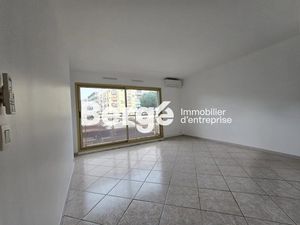 Vente locaux professionnels 43 m² à Mandelieu-la-Napoule (06210)  180 200 €