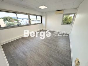 Location locaux professionnels 59 m² à Mandelieu-la-Napoule (06210)  885 €