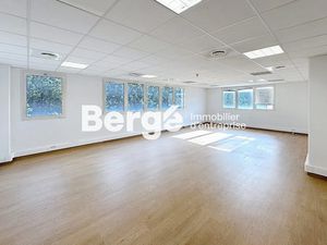 Location locaux professionnels 58 m² à Mougins (06250)  810 €