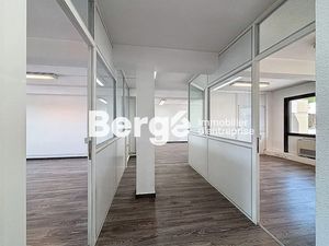 Location locaux professionnels 120 m² à Saint-Laurent-du-Var (06700)  2 300 €
