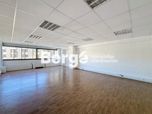 Location locaux professionnels 90 m² à Saint-Laurent-du-Var (06700)  1 500 €