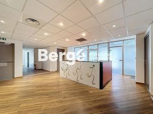 Location locaux professionnels 8 pièces 165 m² à Saint-Laurent-du-Var (06700)  3 300 €