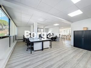 Location locaux professionnels 8 pièces 300 m² à Saint-Laurent-du-Var (06700)  5 000 €