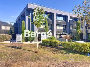 Location locaux professionnels 232 m² à Valbonne (06560)  3 286 €