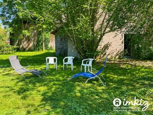 Maison avec jardins et grande dépendance