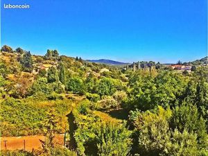 Charmant 2 pièces avec jardin  au calme  parking à proximité et très belle vue à Figanière