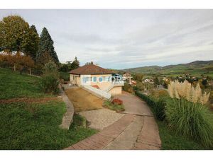 Maison individuelle élevée sur sous-sol complet en bon état d'entretien avec un grand terr