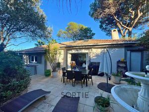 Charmant chalet californien dans résidence sécurisée avec piscine à Gassin