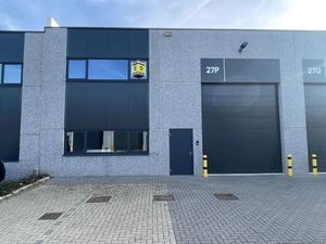 Zeer goed gelegen moderne industriehal van +/- 205m² (+ 34m² mezzanine)