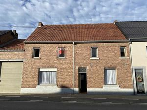 Ruime woning met garage en opslagruimte.