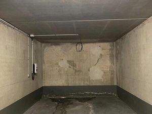 Grande place de parking avec borne de recharge électrique