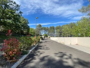Vente terrain 425 m² à La Roque-d'Anthéron (13640)  159 000 €