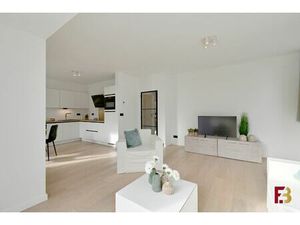 Gelijkvloersappartement met tuin en twee garages in hartje Zwijnaarde