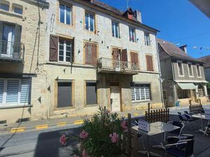 Potentiel pour cette vaste maison avec garage et terrasse