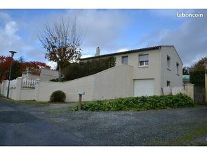 Maison avec sous-sol semi enterré. Habitation sur sous-sol avec accès par pente dégressive