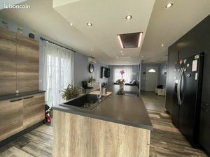 Maison individuelle de plain pied avec 4 chambres et piscine