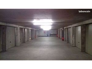 Garage type box fermé avec électricité