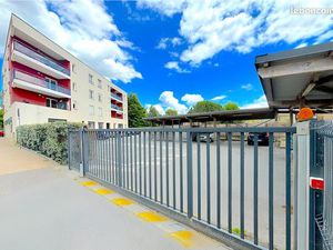 Place de stationnement numérotée au pied de la ligne BHNS G et 500 m du tram A