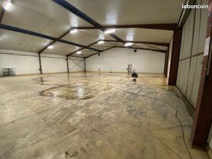 À Louer – Bâtiment / Hangar / Entrepôt de Stockage / Local professionnel – 700 m² Lavardac
