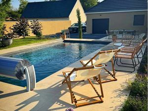 Maison contemporaine de plain-pied avec piscine à Torvilliers