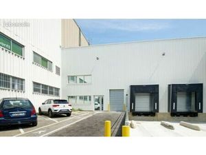 Local logistique 1 528 m²