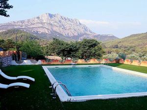 Particulier - Domaine face à la Sainte Victoire avec annexes