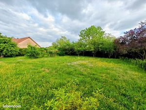 Terrain de 7 ares avec 25 mètres de façade ■Terrain de 7 ares avec 25 mètres de façade ■Te