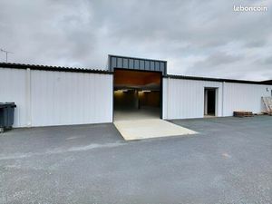 Local 253 m² Candé