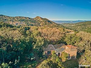 Propriété à rénover à 400m du village