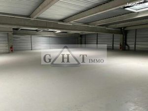 Local industriel 4 606 m²