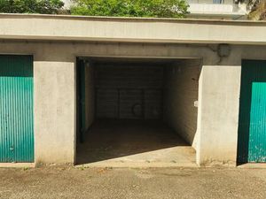 Garage parking extérieur proche autoroute