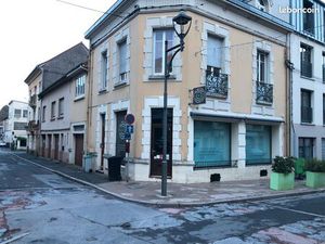 Maison : appartement (avec garage) + commerce séparé