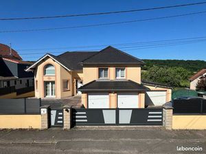 Maison individuelle avec piscine intérieur   proche frontière