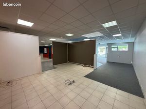 Bâtiment 2 cellules - 725 m² commercial + stockage - Accès rocade St-Lô - Parking